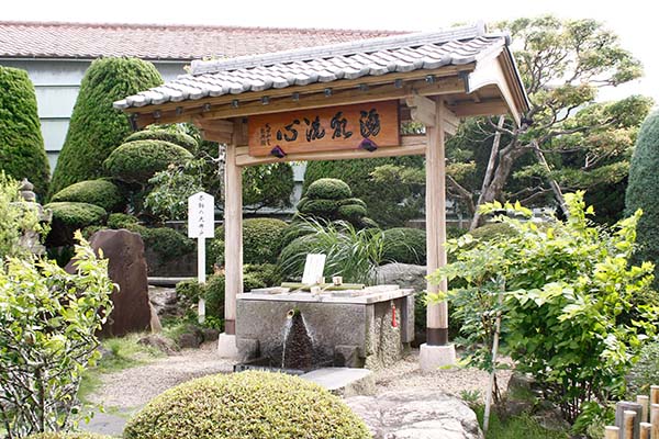 なごみの米屋總本店敷地内にある「不動の大井戸」です。
